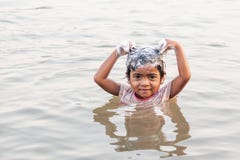 Kleines Mädchen Stamm Bru ist, lächelnd und mit Shampoo beim Nehmen der Dusche im Mekong im heißen Wetter des Sommers Bru-Dorf, lizenzfreies stockfoto Kleines Mädchen Stamm Bru ist, lächelnd und mit Shampoo beim Nehmen der Dusche im Mekong im heißen Wetter des Sommers Bru-Dorf, lizenzfreies stockfoto