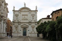 Kleines Quadrat in Venedig Italien an einem bewölkten Tag stockbilder Kleines Quadrat in Venedig Italien an einem bewölkten Tag stockbilder