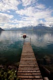 Kleines Ruderboot festgemacht auf Genfersee in der Schweiz lizenzfreies stockfoto Kleines Ruderboot festgemacht auf Genfersee in der Schweiz lizenzfreies stockfoto