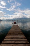 Kleines Ruderboot festgemacht auf Genfersee in der Schweiz lizenzfreie stockfotos Kleines Ruderboot festgemacht auf Genfersee in der Schweiz lizenzfreie stockfotos
