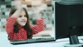 Kleines Schulmädchen mit dem dunklen Haar und einer Bluse mit Tupfen, bearbeiten zu Hause den Computer und schreiben Text stock video footage Kleines Schulmädchen mit dem dunklen Haar und einer Bluse mit Tupfen, bearbeiten zu Hause den Computer und schreiben Text stock video footage