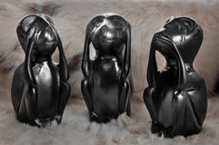 Kleines Tier hölzerne schwarze drei des Spielzeugs, sieht, hört, spricht nicht nicht nicht über einen hellen Hintergrund lizenzfreie stockbilder Kleines Tier hölzerne schwarze drei des Spielzeugs, sieht, hört, spricht nicht nicht nicht über einen hellen Hintergrund lizenzfreie stockbilder