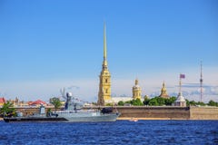 Kleines U-Boot-Abwehrschiff Urengoy auf dem Hintergrund von Peter und von Paul Fortress vor Marineparade am Tag der russischen Fl Lizenzfreie Stockfotografie Kleines U-Boot-Abwehrschiff Urengoy auf dem Hintergrund von Peter und von Paul Fortress vor Marineparade am Tag der russischen Fl Lizenzfreie Stockfotografie