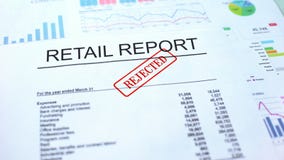 Kleinhandels verworpen rapport, hand het stempelen verbinding over officieel document, statistieken stock fotografie Kleinhandels verworpen rapport, hand het stempelen verbinding over officieel document, statistieken stock fotografie