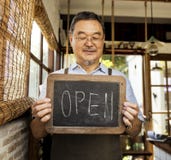 Kleinhandels Welkome het Bericht Kleinhandelsvoorzijde van de koffie Open Winkel stock afbeeldingen Kleinhandels Welkome het Bericht Kleinhandelsvoorzijde van de koffie Open Winkel stock afbeeldingen