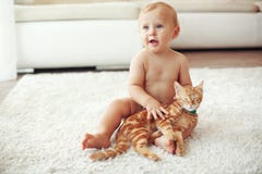 Kleinkind, das mit Katze spielt stockbilder Kleinkind, das mit Katze spielt stockbilder