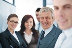 Kleinunternehmenteam im Büro stockfotos Kleinunternehmenteam im Büro stockfotos
