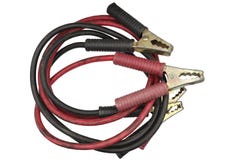 Klemmt Aufladungspullover-, Rote und Schwarzeder Autobatterie charing Klammer des Autos, A, die Starthilfekabel fest, die auf wei lizenzfreie stockbilder Klemmt Aufladungspullover-, Rote und Schwarzeder Autobatterie charing Klammer des Autos, A, die Starthilfekabel fest, die auf wei lizenzfreie stockbilder