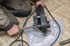 Klempner drückt das Metallrohr der Presse mit Zecken zusammen lizenzfreie stockfotos Klempner drückt das Metallrohr der Presse mit Zecken zusammen lizenzfreie stockfotos