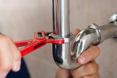 Klempner Fixing Pipe