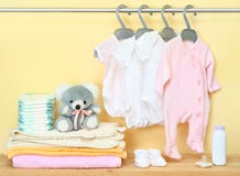 Kleren en toebehoren voor pasgeboren stock fotografie Kleren en toebehoren voor pasgeboren stock fotografie