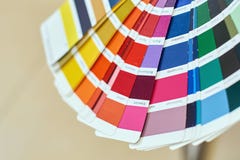 Kleurenwiel voor het kiezen van verftoon, steekproeven van diverse verven stock afbeelding Kleurenwiel voor het kiezen van verftoon, steekproeven van diverse verven stock afbeelding