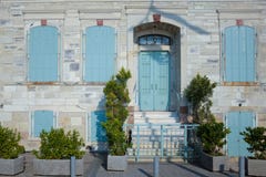 Kleurrijk blauw uitstekend deur en venster royalty-vrije stock afbeeldingen Kleurrijk blauw uitstekend deur en venster royalty-vrije stock afbeeldingen