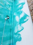 Kleurrijk geen de blauwe graffiti van het vrouwengezicht in achteryard royalty-vrije stock afbeeldingen Kleurrijk geen de blauwe graffiti van het vrouwengezicht in achteryard royalty-vrije stock afbeeldingen