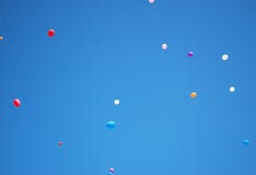 Kleurrijke ballons die weg in een blauwe hemel ontsnappen royalty-vrije stock foto Kleurrijke ballons die weg in een blauwe hemel ontsnappen royalty-vrije stock foto