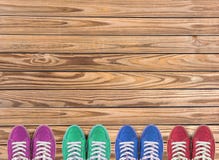 Kleurrijke die schoenen op houten achtergrond met exemplaarruimte worden geplaatst Hoogste mening stock afbeeldingen Kleurrijke die schoenen op houten achtergrond met exemplaarruimte worden geplaatst Hoogste mening stock afbeeldingen