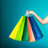 Kleurrijke het winkelen zakken in vrouwelijke hand Verkoopkleinhandel stock fotografie Kleurrijke het winkelen zakken in vrouwelijke hand Verkoopkleinhandel stock fotografie