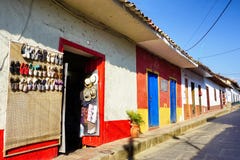 Kleurrijke Huizen met Koloniale Stijl in Curiti, Colombia royalty-vrije stock fotografie Kleurrijke Huizen met Koloniale Stijl in Curiti, Colombia royalty-vrije stock fotografie