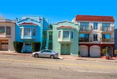 Kleurrijke huizen op hellende straat in San Francisco. stock foto Kleurrijke huizen op hellende straat in San Francisco. stock foto
