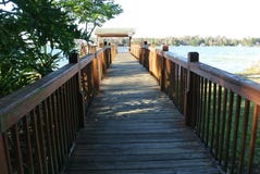 Kleurrijke mening van een houten brug stock afbeeldingen Kleurrijke mening van een houten brug stock afbeeldingen