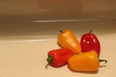 Kleurrijke mini paprika's stock afbeeldingen Kleurrijke mini paprika's stock afbeeldingen