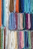 Kleurrijke Parels Klaar om Met de hand gemaakte Juwelen voor te bereiden stock fotografie Kleurrijke Parels Klaar om Met de hand gemaakte Juwelen voor te bereiden stock fotografie