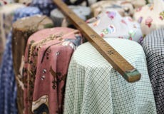 Kleurrijke stof en meter stock afbeeldingen Kleurrijke stof en meter stock afbeeldingen