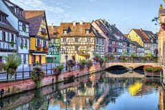 Kleurrijke traditionele Franse huizen in Colmar royalty-vrije stock foto Kleurrijke traditionele Franse huizen in Colmar royalty-vrije stock foto