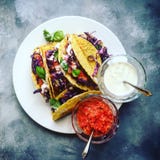 Kleurrijke Vegetarische Mexicaanse taco op hoogste mening rustieke steen als achtergrond stock afbeeldingen Kleurrijke Vegetarische Mexicaanse taco op hoogste mening rustieke steen als achtergrond stock afbeeldingen