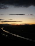 Kleurrijke zonsondergang De stad wordt geworpen in slaap royalty-vrije stock afbeelding Kleurrijke zonsondergang De stad wordt geworpen in slaap royalty-vrije stock afbeelding