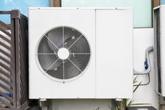 Klimaanlageninstallation außerhalb des Errichtens nahe Glasfenstern lizenzfreies stockbild Klimaanlageninstallation außerhalb des Errichtens nahe Glasfenstern lizenzfreies stockbild