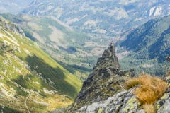 Klimmers en berggidsen met cliënten terwijl het beklimmen van de populaire Mnich-Monnikspiek in Poolse Tatras royalty-vrije stock afbeelding Klimmers en berggidsen met cliënten terwijl het beklimmen van de populaire Mnich-Monnikspiek in Poolse Tatras royalty-vrije stock afbeelding