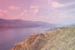 Klip op de Yenisei-Rivier, Krasnoyarsk Rusland - aard en reisachtergrond royalty-vrije stock fotografie Klip op de Yenisei-Rivier, Krasnoyarsk Rusland - aard en reisachtergrond royalty-vrije stock fotografie