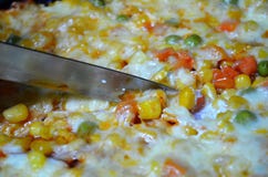 Klippa den hemlagade pizza arkivbild Klippa den hemlagade pizza arkivbild
