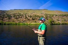 Klipsk fiskare Casting på den Deschutes floden royaltyfri foto Klipsk fiskare Casting på den Deschutes floden royaltyfri foto