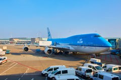 KLM planieren geladen werden an Schiphol-Flughafen Amsterdam, die Niederlande stockbild KLM planieren geladen werden an Schiphol-Flughafen Amsterdam, die Niederlande stockbild