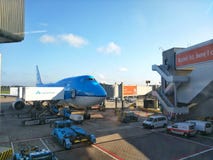 KLM spiana nell'aeroporto di Schiphol fotografia stock libera da diritti KLM spiana nell'aeroporto di Schiphol fotografia stock libera da diritti