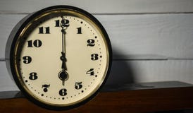 Klocka, för nolla-` för tappning retro sex klocka i morgonen och afton arkivbilder Klocka, för nolla-` för tappning retro sex klocka i morgonen och afton arkivbilder
