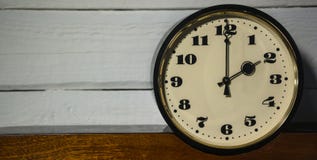 Klocka, klocka för ` för nolla två för tappning retro i morgonen och afton royaltyfria foton Klocka, klocka för ` för nolla två för tappning retro i morgonen och afton royaltyfria foton