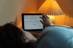 Klocka i mobiltelefon Vak upp tidigt som arbetar den nästa morgonen arkivfoton Klocka i mobiltelefon Vak upp tidigt som arbetar den nästa morgonen arkivfoton