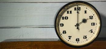 Klocka tappning klocka för retro, för nolla två ` i morgonen och afton arkivfoton Klocka tappning klocka för retro, för nolla två ` i morgonen och afton arkivfoton