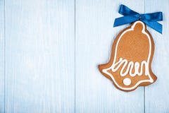 Klockformig kakapepparkaka för jul arkivfoton Klockformig kakapepparkaka för jul arkivfoton