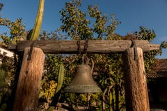 Klok in binnenplaats van de opdracht van San Juan Bautista, Californië, de V.S. royalty-vrije stock fotografie Klok in binnenplaats van de opdracht van San Juan Bautista, Californië, de V.S. royalty-vrije stock fotografie