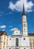 Klokketoren op de bouw van de Kerk van St Michael in Wenen Oostenrijk royalty-vrije stock afbeeldingen Klokketoren op de bouw van de Kerk van St Michael in Wenen Oostenrijk royalty-vrije stock afbeeldingen
