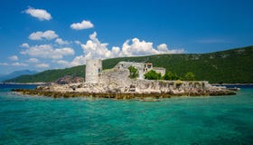 Klooster en kerk op eiland in de baai van Boka Kotor, Montenegro royalty-vrije stock fotografie Klooster en kerk op eiland in de baai van Boka Kotor, Montenegro royalty-vrije stock fotografie