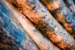 Klotz eingestuft in einem großen Stapel, Wartung Tischler, um alte Häuser zu bauen lizenzfreies stockbild Klotz eingestuft in einem großen Stapel, Wartung Tischler, um alte Häuser zu bauen lizenzfreies stockbild