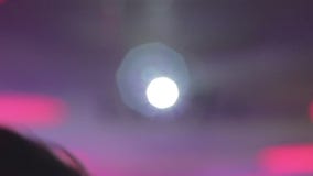 Klub nocny abstrakcja, żeńska ręka macha rytm muzyka zdjęcie wideo Klub nocny abstrakcja, żeńska ręka macha rytm muzyka zdjęcie wideo