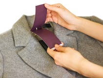kläder, kläder och modebegrepp - som är nära upp av handen som rymmer pri arkivfoton kläder, kläder och modebegrepp - som är nära upp av handen som rymmer pri arkivfoton