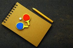 Knacka pongracket klumpa ihop sig blyertspennaanteckningsboken asfalterar inget royaltyfri fotografi Knacka pongracket klumpa ihop sig blyertspennaanteckningsboken asfalterar inget royaltyfri fotografi