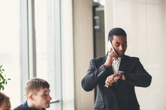 Knappe Afrikaanse Amerikaanse zakenman die slim telefoon per e-mail versturen gebruiken stock foto's Knappe Afrikaanse Amerikaanse zakenman die slim telefoon per e-mail versturen gebruiken stock foto's